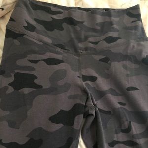 Old navy camouflage leggings. Size M.